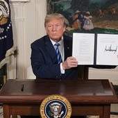 Donald Trump prezentuje dokument, na mocy którego USA wycofują się z porozumienia nuklearnego z Iranem.