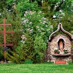 Krzyż i kapliczka na terenie Franciszkańskiego  Domu Zakonnego. Drewniany krzyż upamiętnia deportowanych w 1947 r. ostatnich mieszkańców Wetliny. Kapliczka została wzniesiona z kamieni po wysadzonej w 1950 r. cerkwi pw. Chrystusa Króla. Była to jedna z największych murowanych cerkwi w polskich Karpatach.