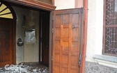 Zniszczenia po podpaleniu kościoła w Dzierżoniowie