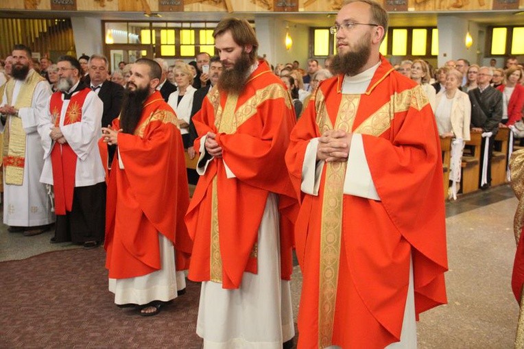 Święcenia prezbiteratu przyjęło trzech braci kapucynów. Od lewej: br. Dawid, br. Borys i br. Sebastian