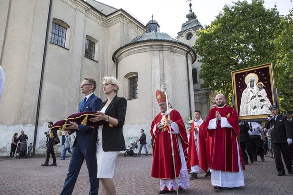 Wrócimy z Warki lepsi, Szkaplerzna Pani