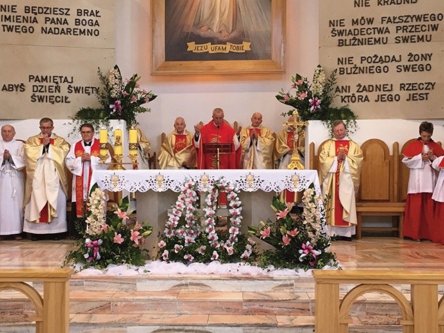 ▲	Obchody jubileuszu przypadły na uroczystość Zesłania Ducha Świętego.