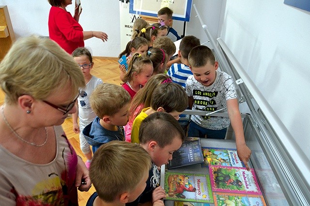 Na wystawie „Literacki Tarnobrzeg” bogato prezentowana jest literatura dziecięca.