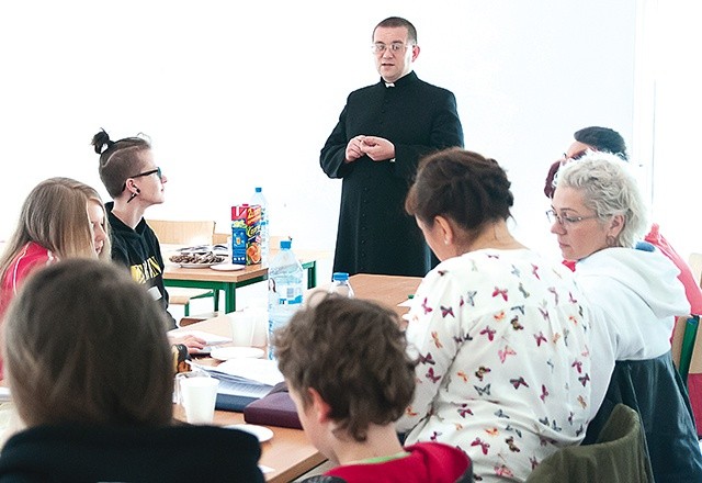 ▲	Modlącym się misjonarz odwzajemnia się głoszeniem słowa Bożego, gdy tylko jest w Polsce.