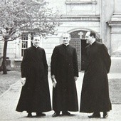 Ks. Mirosław (w środku) ze swoimi współpracownikami: ks. Knapińskim (z lewej) i ks. Grzybowskim.