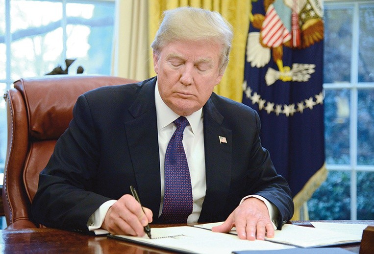 Donald Trump podpisał już kontrowersyjną ustawę.