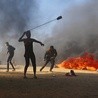 Palestyńscy „demonstranci” w czasie starć z wojskami izraelskimi 14 maja.