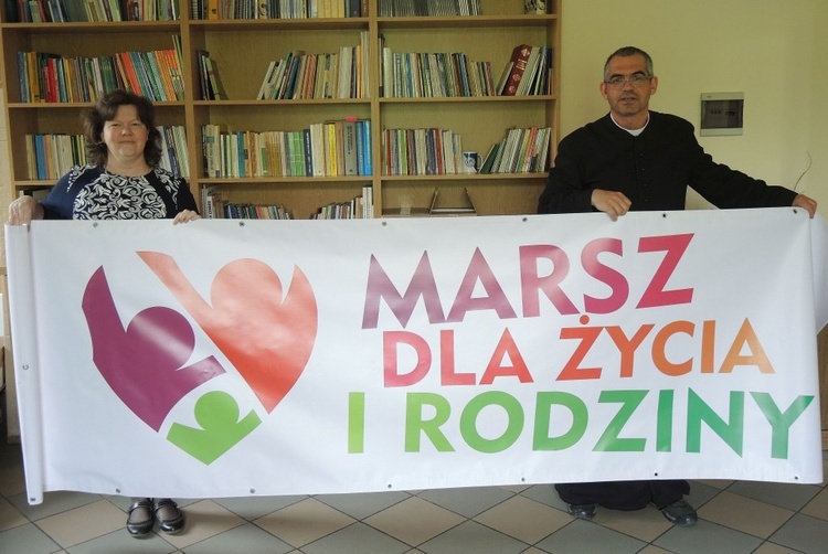 Agnieszka Moś i ks. Tomasz Gorczyński prezentują baner bielskiego Marszu dla Życia i Rodziny