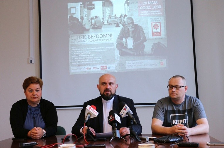 Do udziału w konferencji zachęcają ks. Drabikowski oraz streetworkerzy Dagmara Kornacka i Karol Majewski