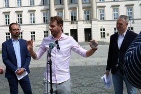 Próbkę swoich umiejętności dał iluzjonista Adrian Pruski, który wraz z Mateuszem Tyczyńskim (z lewej) i Grzegorzem Jandułą zapraszają na weekendowe imprezy