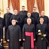 Na zakończenie diakoni zrobili sobie pamiątkowe zdjęcie z moderatorami świdnickiego seminarium.