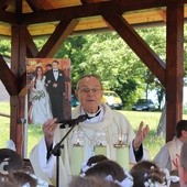 W czasie Mszy św. bp Antoni wyjaśniał dzieciom, czym jest sakrament małżeństwa