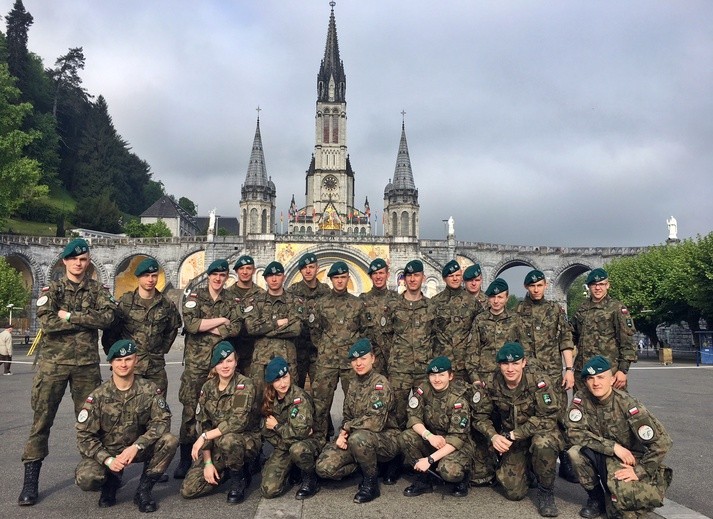 Nasi żołnierze u Matki Bożej z Lourdes