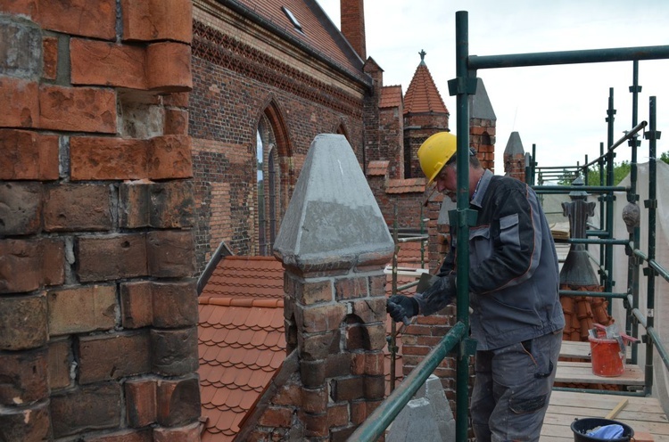 Prace przy kościele Mariackim w Słupsku