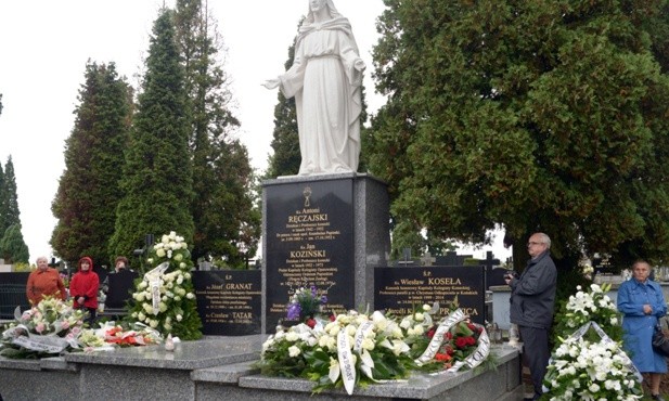 Grobowiec kapłanów w Końskich. Tu został pochowany ks. Marceli Prawica