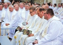 ▲	24 maja kapłani diecezji tarnowskiej wraz z pasterzem modlili się w Tuchowie.