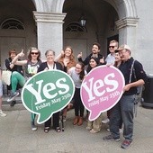 Za ograniczeniem ochrony życia nienarodzonych dzieci zagłosowało aż 66,4 proc. Irlandczyków. Nikt się nie spodziewał, że mieszkańcy Zielonej Wyspy tak licznie oddadzą głos na rzecz prawa do aborcji.