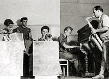 Koncert zespołu jazzowego Melomani w Ustroniu Morskim w 1958 r. Krzysztof Komeda przy pianinie.