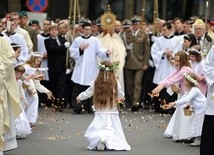 Centralna procesja Bożego Ciała w Warszawie gromadzi co roku kilka tysięcy wiernych