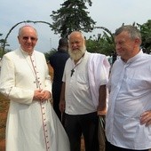 Ks. Stanisławek (w środku) podczas wizyty abp Budzika w 2015 r. 