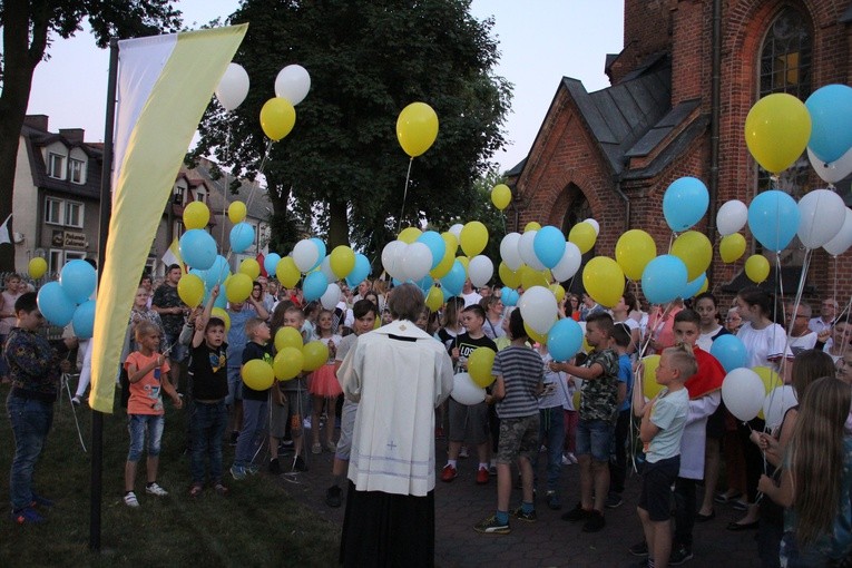 Kolorowe balony wraz z intencjami dzieci wypuściły do nieba