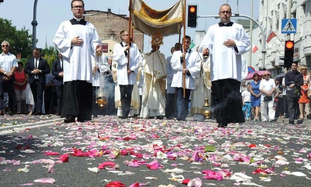 Procesja Bożego Ciałą na ulicach Bielska-Białej - z katedry do kościoła Opatrzności Bożej