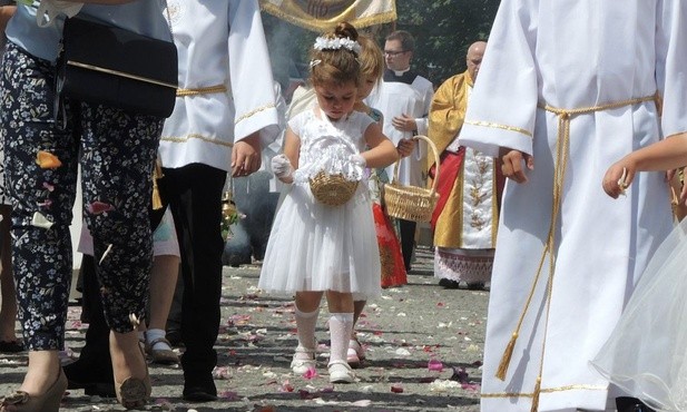 Najmłodsi wytrwale zmierzali ulicami miasta w upalne południe podczas procesji Bożego Ciała