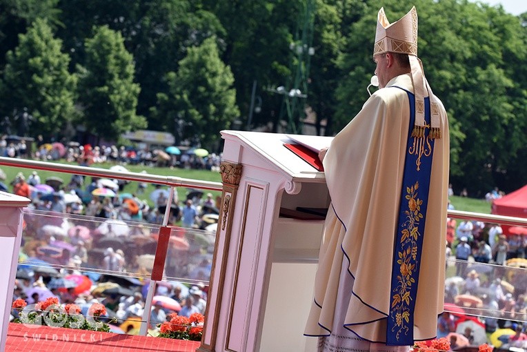 Biskup Zbigniew Zieliński w czasie homilii do ponad 6000 członków Żywego Różańca