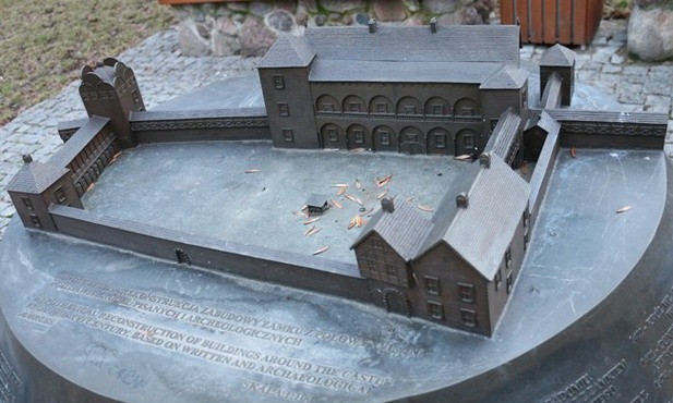 Makieta rekonstrukcji zamku przed plebanią farną