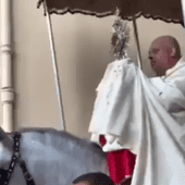 Arcybiskup spadł z konia podczas procesji Bożego Ciała