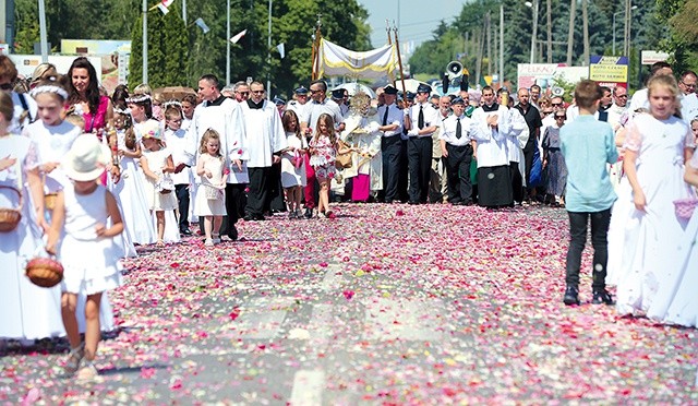 W Sandomierzu procesja przeszła główną ulicą miasta. 