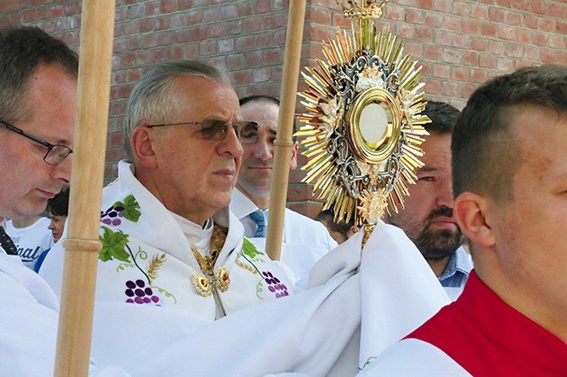 W parafii Trójcy Świętej celebracji przewodniczył  bp Mieczysław Cisło.