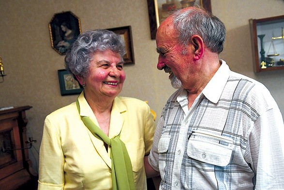 Ewa Jasnosz (75 lat) i Paweł Kiełczewski (78 lat). Stanęli przed ołtarzem kilka lat temu. 