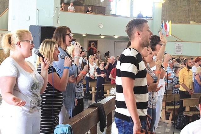 Wspólna modlitwa i śpiew zaangażowały  w uwielbienie wiele osób.