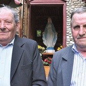 Bracia Mieczysław i Jan Grucowie razem z rodzinami  opiekują się kapliczką.