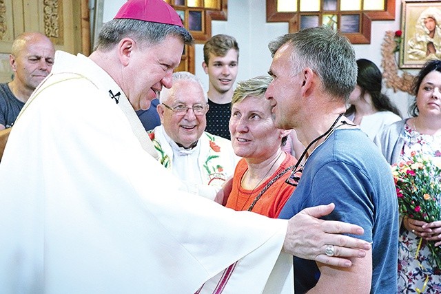 Po Eucharystii metropolita wrocławski indywidualnie pobłogosławił każdemu małżeństwu.
