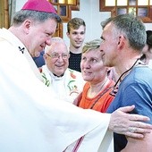 Po Eucharystii metropolita wrocławski indywidualnie pobłogosławił każdemu małżeństwu.
