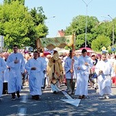 Kroczymy ulicami za Najświętszym Sakramentem, aby pokazać naszą wiarę w moc Eucharystii.