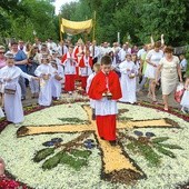 Procesja z Najświętszym Sakramentem po kwiatowych dywanach w Spycimierzu.