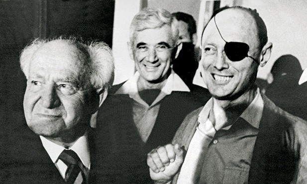Dawid Ben Gurion (z lewej) w towarzystwie Mosze Dajana, ówczesnego ministra obrony. Zdjęcie z 1969 roku.