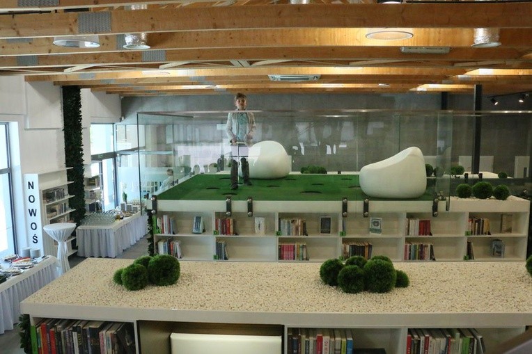 Nowoczesne wnętrze biblioteki zachęca do korzystania
