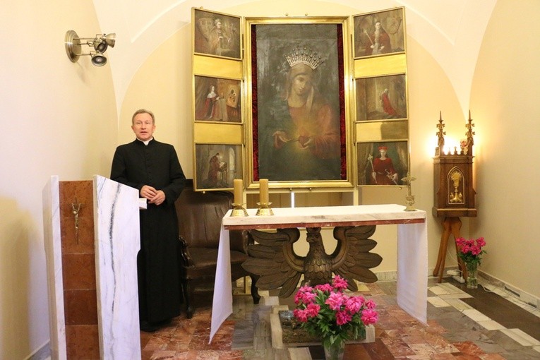 O kaplicy na zamku opowiadał ks. Mirosław Nowak