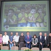 Akcję koordynują franciszkanie z Panewnik. Ojciec Firas na zdjęciu w środku. Po jego prawej dwoje Syryjczyków mieszkających w Katowicach. 