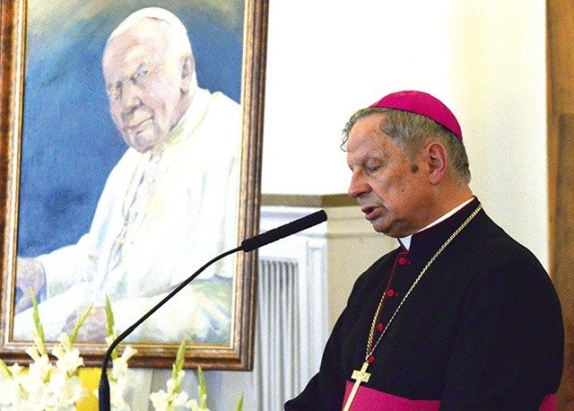 	Wykład o nauczaniu papieża na sesji Rady Miejskiej w Radomiu wygłosił bp Henryk Tomasik.