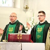 Ks. Adam Domański (po lewej) i ks. Kamil Goc.