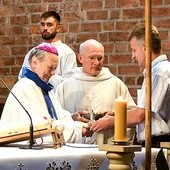 Bp Gerard Kusz i ks. Waldemar Niemczyk, diecezjalny duszpasterz rodzin, odbierają dary ofiarne.