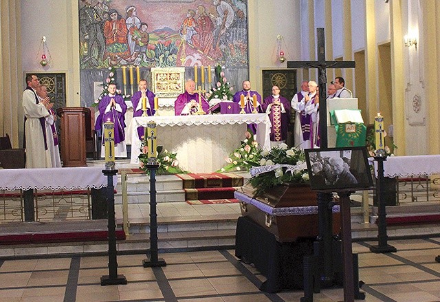 W uroczystości pogrzebowej uczestniczyło kilkunastu księży.