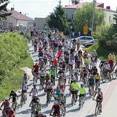 ▲	Peleton przejechał przez Obrazów. 