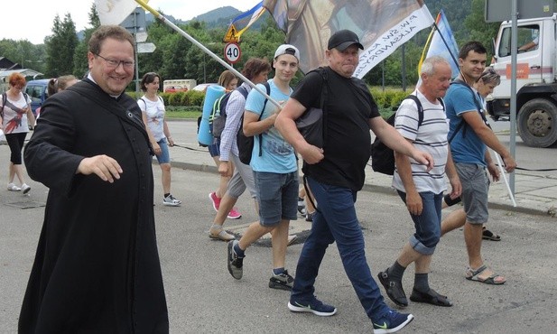 Ks. Damian Koryciński (na zdjeciu) i ks. Paweł Danek prowadzili w tym roku pątników do Kalwarii Zebrzydowskiej