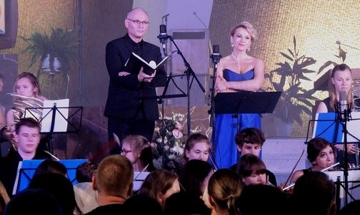 Sopranistka Ewa Biegas i tenor - ks. Piotr Sobierajski wystąpili dla "Drachmy" i jej przyjaciół